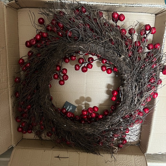 NWT LeCasa Iced Red Berry Holiday Wreath 22” - Picture 4 of 7